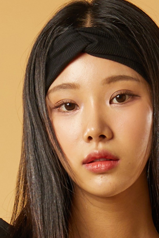 **[6컬러] 베이직 꽈배기 레이어드 니트 골지 헤어밴드**

다양한 스타일링이 가능한 여성용 헤어밴드입니다. 데일리룩에 활용하기 좋은 베이직한 디자인으로, 얇은 골지 소재와 꽈배기 디자인이 특징입니다. 컬러는 화이트, 베이지, 스카이블루, 네이비, 그린, 라이트그레이, 다크그레이, 블랙 총 8가지로 구성되어 있습니다. 카페룩, 산책룩 등 캐주얼, 미니멀, 클래식 스타일 모두에 잘 어울립니다. 사계절 내내 착용 가능하며, FREE 사이즈입니다.
