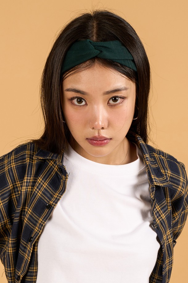 **[6컬러] 베이직 꽈배기 레이어드 니트 골지 헤어밴드**는 여성분들을 위한 패션 소품입니다. 니트 소재로 제작되었으며, 꽈배기 골지 패턴과 레이어드 스타일로 포인트를 더했습니다. 화이트, 베이지, 네이비, 그린, 그레이, 블랙, 스카이블루, 라이트그레이, 다크그레이 총 9가지 색상으로 출시되어 다양한 스타일 연출에 활용할 수 있습니다. 얇은 두께감으로 사계절 내내 착용 가능하며, 베이직한 디자인으로 미니멀, 캐주얼, 클래식 등 어떤 스타일에도 잘 어울립니다. FREE 사이즈로 제작되어 편안하게 착용할 수 있고, 헤어 액세서리로 활용하여 스타일을 완성해보세요.
