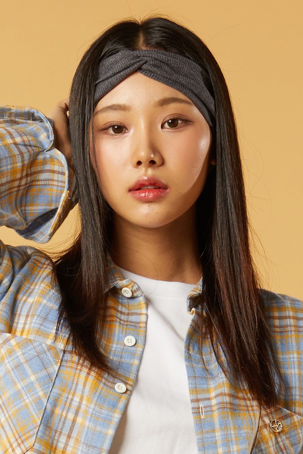 [6컬러] 베이직 꽈배기 레이어드 니트 골지 헤어밴드는 여성 의류 잡화로, 니트 소재의 얇은 두께감으로 제작되어 봄, 여름, 가을, 겨울 사계절 내내 착용 가능합니다. 꽈배기, 골지 디자인이 돋보이는 트위스트 장식의 헤어밴드로, 심플한 데일리 액세서리를 찾는 분들께 추천합니다. 미니멀, 캐주얼, 클래식 스타일의 카페룩에 잘 어울리며, 화이트, 베이지, 스카이블루, 네이비, 그린, 라이트그레이, 다크그레이, 블랙 8가지 다채로운 컬러로 구성되어 있습니다. 레이어드 스타일 연출이 가능하며, 사이즈 조절 기능을 갖춰 편안하게 착용할 수 있습니다.
