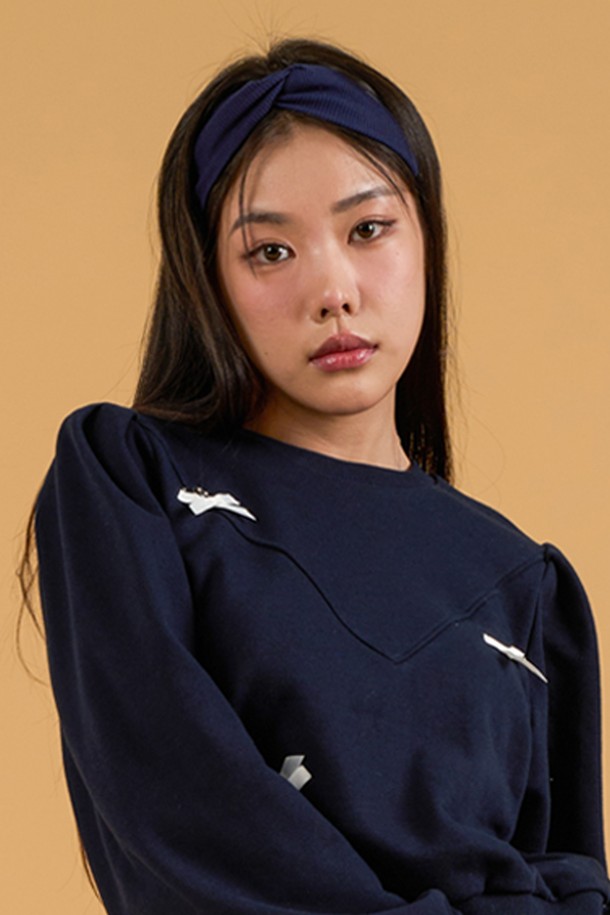 [6컬러] 베이직 꽈배기 레이어드 니트 골지 헤어밴드는 여성용 헤어 액세서리입니다. 니트 소재로 제작되었으며, 꽈배기 패턴과 골지 디테일이 특징입니다. 레이어드 디자인으로 포인트를 더했으며, 얇은 두께감으로 사계절 내내 착용하기 좋습니다. 화이트, 베이지, 스카이블루, 네이비, 그린, 라이트그레이, 다크그레이, 블랙 8가지 컬러로 출시되어 데일리룩에 맞춰 다양한 스타일링이 가능합니다. 미니멀, 캐주얼, 클래식 등 어떤 스타일에도 잘 어울리는 심플한 디자인의 헤어밴드입니다.
