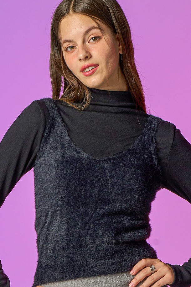 [니트 ver.] 겨울 앙고라 레이어드 나시 [블랙] 제품은 겨울 시즌에 어울리는 여성용 상의입니다. 부드러운 촉감의 앙고라 소재로 제작되었으며, 레귤러 핏에 라운드넥 디자인으로 엘레강스한 스타일을 연출합니다. 민소매 기장과 두꺼운 두께감으로 따뜻함을 더하며, 레이어드 스타일링에 활용하기 좋습니다. 블랙 컬러의 무지 디자인으로 클래식하고 미니멀한 겨울 데일리룩을 완성해보세요.
