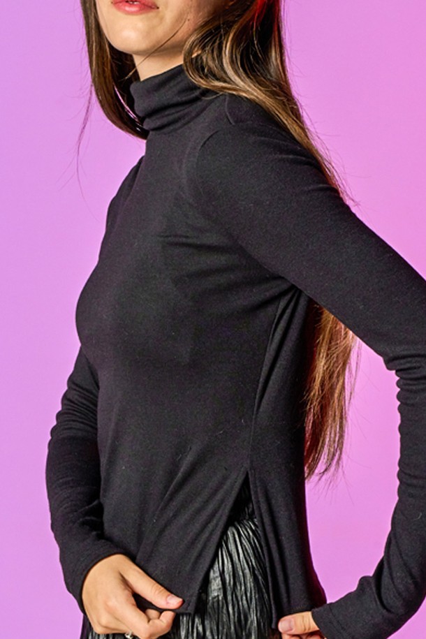 WOMEN 미디 허리트임 슬릿 니트 목티 [블랙]은 페미닌한 무드의 겨울 데일리룩을 위한 니트/스웨터입니다. 부드러운 촉감과 보온, 발열 기능을 갖춘 두꺼운 니트 소재로 제작되었으며, 슬림핏 디자인으로 여성스러운 실루엣을 연출합니다. 허리 트임 디테일과 슬리밍 효과, 'WARM HOT FUNCTION', '365 FAST HEAT', 'AIR CIRCULATION' 기능을 통해 보온성을 강화했습니다. 클래식하고 미니멀한 스타일을 선호하는 여성에게 적합하며, 긴 소매와 터틀넥 디자인으로 따뜻함을 더합니다. 블랙 색상의 무지 패턴으로 다양한 하의와 쉽게 매치하여 폭넓은 스타일을 연출할 수 있습니다.
