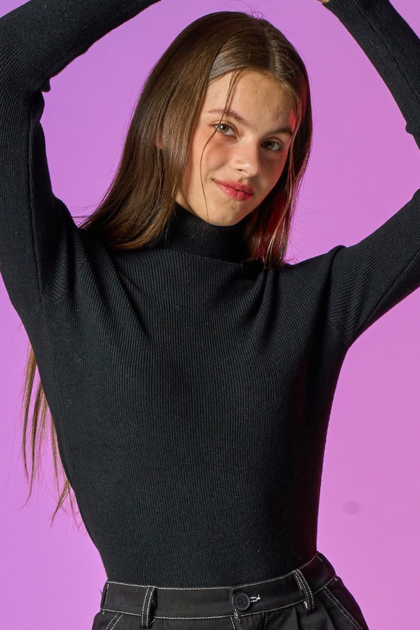 겨울 웜 히트양면 니트 목티 [블랙] 니트 골지 KCL ver.는 페미닌하고 글래머러스한 스타일의 여성용 터틀넥 니트입니다. 두꺼운 니트 소재로 제작되어 보온성이 뛰어나며, 발열 기능을 더해 일반 티셔츠보다 따뜻하게 착용할 수 있습니다. 슬림핏 디자인과 골지 패턴으로 세련된 실루엣을 연출하며, 긴 소매가 겨울철 데일리룩에 따뜻함을 더합니다. 부드러운 촉감으로 편안하게 착용 가능하며, 클래식하고 미니멀한 스타일을 선호하는 분들께 추천합니다. 공기 순환을 효과적으로 차단하여 보온 효능을 높여 더욱 따뜻하게 겨울을 나실 수 있습니다.
