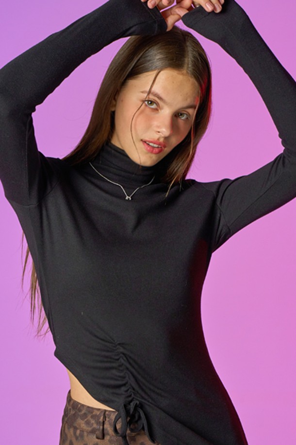 "WOMEN 셔링 리본 이너 니트 목티 [BLACK]"는 여성스러운 실루엣을 연출하는 겨울철 필수 아이템입니다. 부드러운 니트 소재에 두꺼운 두께감으로 보온성과 발열 기능을 갖춰 따뜻하게 착용할 수 있습니다. 셔링 디테일과 리본 장식이 페미닌한 무드를 더하며, 슬림핏 디자인으로 여성스러운 라인을 강조합니다. 터틀넥 스타일로 목을 따뜻하게 감싸주며, 데이트룩, 겨울 데일리룩, 모임룩 등 다양한 TPO에 활용 가능합니다. AIR CIRCULATION 기능으로 쾌적함까지 놓치지 않아, 클래식, 로맨틱, 미니멀 스타일을 즐기는 여성분들에게 추천합니다.
