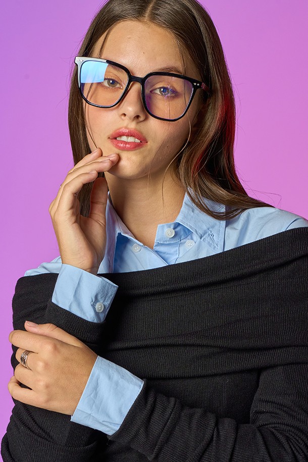 🖤 빈티지 니트 오프숄더 레이어드 이너 긴팔 티셔츠 [블랙]는 소녀스러운 무드와 과감한 스타일을 연출하는 여성 의류입니다. 겨울철 데이트룩, 데일리룩, 모임룩 등 다양한 시간과 장소와 상황에 활용하기 좋은 아이템입니다. 레오파드 패턴의 빈티지 디자인과 오프숄더 네크라인으로 포인트를 더했습니다. 레귤러핏으로 제작되었으며, 긴 소매와 크롭 기장으로 트렌디함을 더했습니다. 니트 소재 특유의 부드러운 촉감으로 편안하게 착용할 수 있습니다.