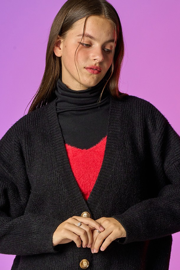 [남녀공용] 겨울 오버핏 헤비 니트 가디건 [블랙] KCL은 겨울철 데일리룩을 위한 베이직 스타일의 니트 가디건입니다. 남녀 모두 착용 가능한 디자인으로, 오버핏 실루엣과 브이넥 라인으로 편안하면서도 세련된 분위기를 연출합니다. 두꺼운 헤비 니트 소재로 제작되어 보온성이 뛰어나며, 부드러운 촉감으로 편안하게 착용할 수 있습니다. WARM HOT FUNCTION, 365 FAST HEAT, AIR CIRCULATION 기능으로 따뜻함을 더해줍니다. 미니멀, 클래식, 캐주얼 스타일을 즐기는 분들께 추천합니다.
