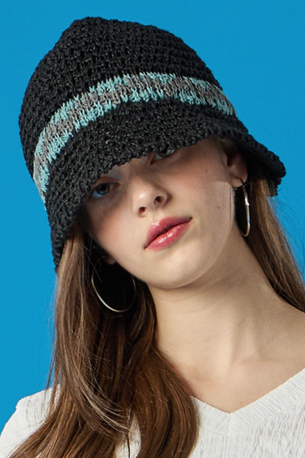 여름에 어울리는 시원한 쿨링 라탄 소재의 블랙 버킷햇입니다. 통기성이 뛰어난 네트 패턴과 메쉬 디자인 장식이 돋보이며, 얇은 두께로 가볍게 착용하기 좋습니다. 22cm의 모자 깊이와 33cm의 챙 넓이를 가지며, FREE 사이즈(헤드 둘레 59.5cm)로 제작되었습니다.
