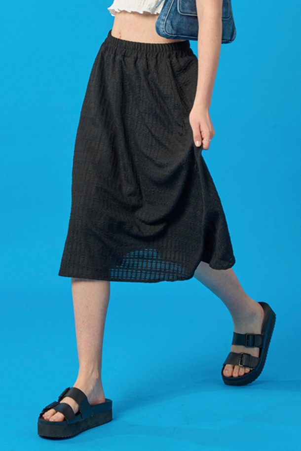 여름에 어울리는 블랙 색상의 여성 플레어 롱스커트입니다. 얇고 통기성이 좋은 레이스 소재로 제작되었으며, 플레어핏과 주름 디테일이 여성스러운 실루엣을 연출합니다. 데일리룩은 물론, 페미닌한 스타일에도 잘 어울리는 미디 기장의 롱치마입니다.
