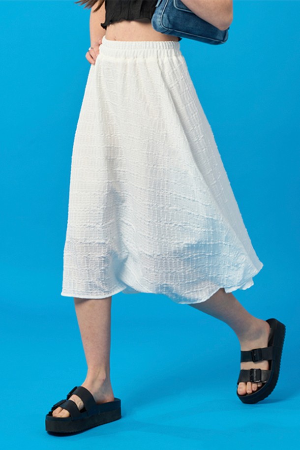 여름에 어울리는 화이트 색상의 플레어 미디 롱스커트입니다. 부드러운 레이스 소재와 플레어핏 디자인이 페미닌하고 우아한 무드를 연출하며, 밴딩과 주름 디테일이 편안한 착용감을 선사합니다. 통기성과 속건 기능이 있는 얇은 소재로 제작되었으며, 안감이 있어 더욱 쾌적하게 착용 가능합니다.
