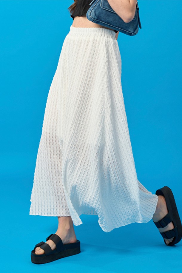 여름에 어울리는 여성용 화이트 롱스커트로, 플레어핏과 주름, 레이스 패턴이 특징입니다. 얇고 부드러운 레이스 소재로 제작되었으며, 냉감 및 통기성 기능과 이너 라이닝이 추가되어 시원하고 편안하게 착용 가능합니다. 밴딩 처리와 투웨이 에어 서큘레이션, 슬리밍 효과까지 더해진 플레어 A라인 롱치마입니다.
