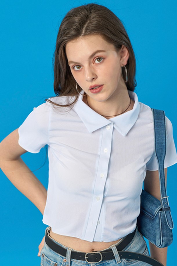 아이스 쿨링 원단으로 제작되어 24시간 쿨링 효과를 제공하는 여성용 화이트 크롭 피케 카라 반팔티입니다. 무지 디자인에 슬림핏으로 슬리밍 효과를 주며, 포켓 디테일이 더해진 베이직 캐주얼 스타일입니다. 여름철 일상에서 시원하고 쾌적하게 착용 가능한 냉감, 속건, 통기성 기능성 티셔츠입니다.
