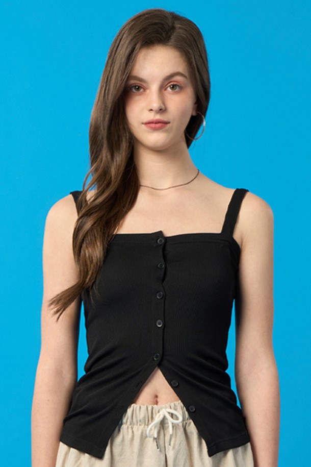 여성용 블랙 색상의 미디 기장 나시입니다. 폴리에스테르 소재의 부드러운 골지 패턴으로 제작되었으며, 슬림핏 디자인과 스퀘어넥, 버튼 및 트임 디테일이 특징입니다. 레이어드 스타일링에 용이하며 여름철 일상복으로 적합합니다.
