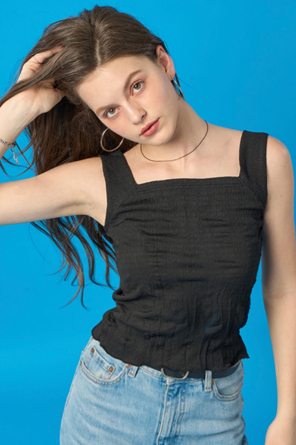 여름에 시원하게 입을 수 있는 블랙 색상의 여성용 쿨링 이너 나시, 마몽 탱크탑입니다. 폴리에스테르 소재의 얇고 부드러운 플리츠 패턴으로, 스퀘어넥 디자인에 속옷 끈이 보이지 않도록 제작되었습니다. 24시간 쿨링 효과와 더불어 냉감, 속건, 양방향 통기성 기능이 있어 일상 또는 이너웨어로 편안하게 착용 가능합니다.
