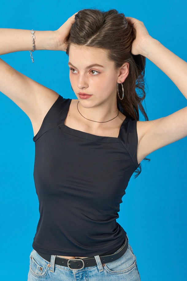 쿨링 아이스 원단으로 제작된 블랙 컬러의 여성용 나시 탱크탑입니다. 얇고 부드러운 슬림핏으로, 스퀘어넥 디자인이 특징이며 언더웨어 끈이 보이지 않도록 디자인되었습니다. 냉감, 속건, 통기성이 뛰어나 24시간 쾌적하게 착용 가능하며, 여름철 일상복 또는 이너웨어로 활용하기 좋습니다.
