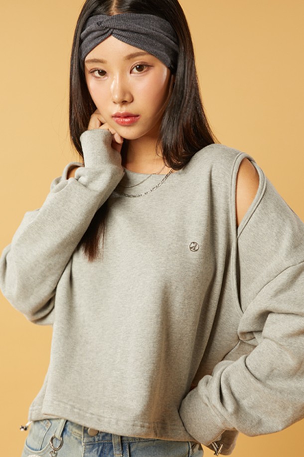 워머 ver. 크롭 더블 컷아웃 오프숄더 맨투맨 [그레이]는 부드러운 면 소재로 제작되어 흡습 및 통기성이 우수한 여성 맨투맨입니다. 캐주얼, 미니멀, 시크 스타일을 연출하기 좋으며, 데이트룩, 쇼핑룩에 적합합니다. 오프숄더 디자인과 크롭 기장으로 트렌디함을 더하고, 더블 컷아웃 디테일과 니켈 로고 장식이 특징입니다. 텐터 가공 처리를 통해 세탁 후에도 수축과 변형을 최소화하여 오랫동안 착용할 수 있습니다.
