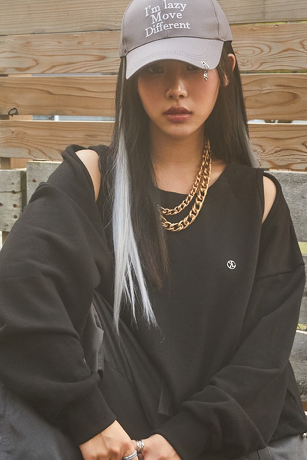 [워머 ver.] 크롭 더블 컷아웃 오프숄더 니켈 로고 맨투맨은 프리미엄 코튼 소재로 제작되어 부드러운 촉감을 자랑하며, 두꺼운 두께감으로 봄, 가을, 겨울에 착용하기 좋습니다. 블랙 색상의 레귤러핏 크롭 기장으로, 더블 컷아웃 디테일과 니켈 로고 디자인이 돋보이는 캐주얼 및 스트릿 스타일의 여성용 긴소매 맨투맨입니다. 흡습 기능이 있으며 사계절 내내 일상복으로 활용 가능합니다.
