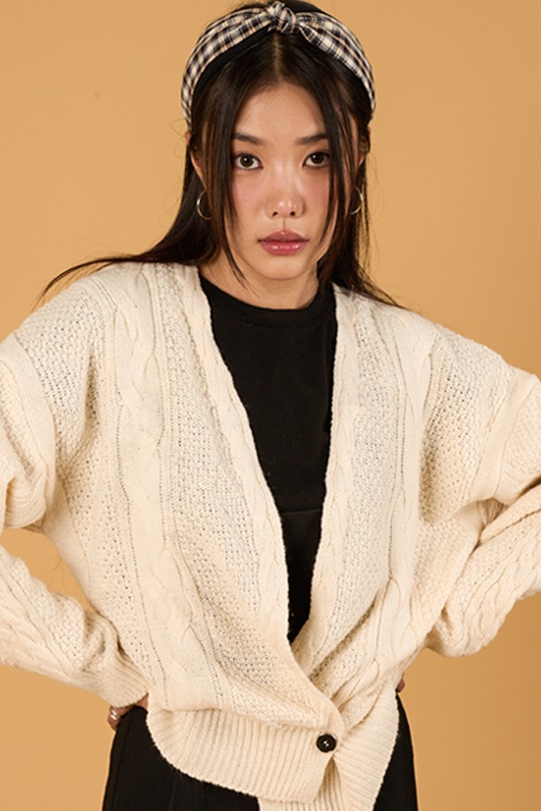 아이보리 컬러의 루즈핏 언발란스 꽈배기 니트 가디건입니다. 가을과 겨울에 어울리는 두꺼운 두께감의 니트 소재로 제작되어 부드러운 촉감을 선사하며, 캐주얼한 스타일을 연출하기 좋습니다. 브이넥 라인과 긴 소매, 언발란스 디자인이 특징이며, FREE 사이즈로 편안하게 착용 가능합니다. 데일리룩, 집콕룩, 데이트룩 등 다양한 TPO에 활용할 수 있으며, 캐주얼, 미니멀, 클래식 스타일을 선호하는 여성분들께 추천합니다. 꽈배기 패턴이 돋보이는 디자인으로, 따뜻하고 포근한 분위기를 더해줍니다.

