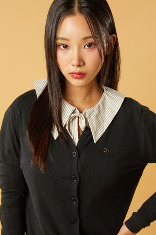 브이넥 에어리 니켈 로고 니트 가디건 [블랙] KCL은 여성용 니트 가디건입니다. 사계절 내내 착용 가능하며, 부드러운 촉감과 에어리핏으로 편안한 착용감을 선사합니다. 베이직한 스타일로 미니멀, 클래식, 캐주얼 룩에 모두 잘 어울리며, 데이트룩 및 카페룩 연출에 적합합니다. 블랙을 포함한 다양한 6가지 컬러(아이보리, 레드, 핑크, 네이비, 그레이)로 출시되었으며, 내구성이 뛰어난 소재로 형태 유지력이 좋습니다.
