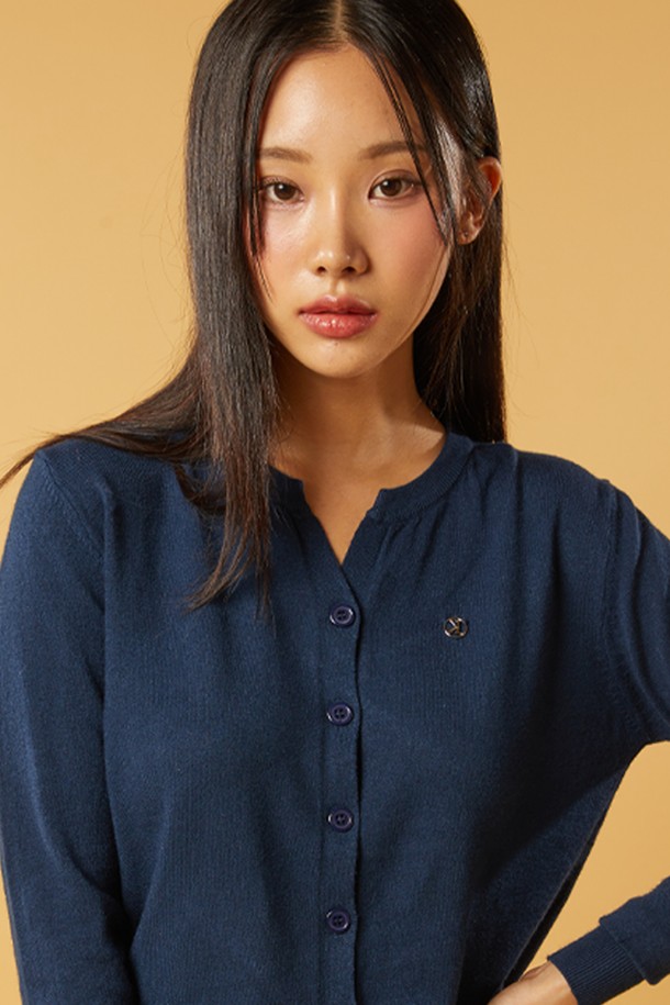 네이비 색상의 브이넥 에어리 니켈 로고 니트 가디건은 부드러운 니트 소재로 제작되어 24시간 편안하게 착용 가능하며, 변형 없이 형태가 잘 유지됩니다. 얇은 두께감으로 사계절 내내 활용하기 좋고, 에어리 핏으로 제작되어 일상에서 편안하게 입을 수 있습니다. 니트 소재에 로고 패턴이 더해진 긴소매 가디건으로, 베이직한 스타일을 연출할 수 있습니다.
