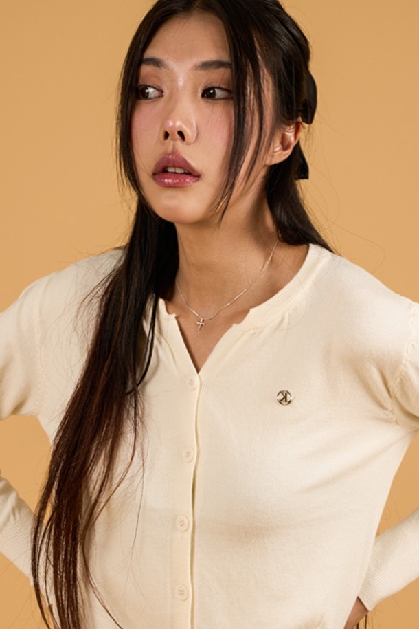 브이넥 에어리 니켈 로고 니트 가디건 [아이보리] KCL은 여성용 니트 가디건입니다. 부드러운 촉감과 얇은 두께로 사계절 내내 활용하기 좋으며, 에어리핏으로 편안하게 착용할 수 있습니다. 베이직한 스타일의 아이보리 컬러에 브이넥 디자인으로 어떤 룩에도 잘 어울립니다. '로고' 패턴이 돋보이며, 데이트룩, 카페룩 등 다양한 TPO에 맞춰 클래식, 미니멀, 캐주얼 스타일을 연출해보세요. 변형 없이 형태 유지가 가능하며, 프리미엄 디테일이 돋보이는 아이템입니다.
