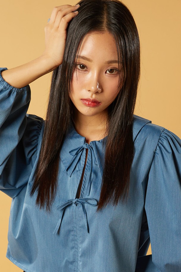 미디 크롭 퍼프 리본끈 긴팔 셔츠 [데님_블루]는 여성스러운 무드를 연출하는 셔츠/블라우스입니다. 데이트룩, 카페룩, 모임룩에 잘 어울리는 로맨틱, 클래식, 미니멀 스타일을 제안합니다. 크롭 기장에 긴 소매, 퍼프소매와 리본끈 디테일이 특징입니다. DENIM_BLUE, WHITE, IVORY, PINK 4가지 컬러로 출시되어 다양한 스타일링이 가능합니다. 봄, 가을 시즌에 착용하기 좋으며, 우아하고 페미닌한 분위기를 연출합니다.
