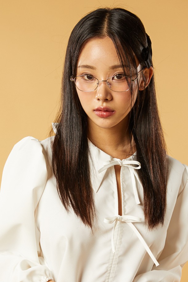 미디 크롭 퍼프 리본끈 긴팔 셔츠 [화이트]는 여성스러운 분위기를 연출하는 셔츠/블라우스입니다. 화이트, 아이보리, 핑크, 데님블루 네 가지 색상으로 출시되었으며, 봄, 여름에 착용하기 좋습니다. 우아하고 클래식한 스타일을 추구하는 분들께 추천하며, 미디 기장의 크롭 디자인이 특징입니다. 퍼프 소매와 리본끈 디테일이 더해져 로맨틱하고 미니멀한 데이트룩, 카페룩, 모임룩을 완성할 수 있습니다.
