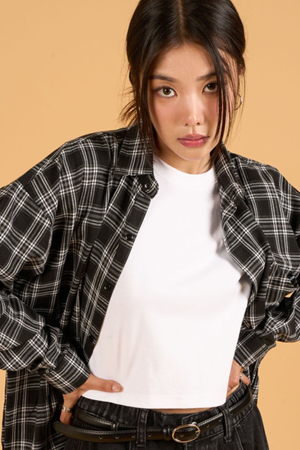 [기모] 오버핏 안나 가을 겨울 체크 셔츠 [BLACK]입니다. 부드러운 촉감의 기모 소재에 오버핏으로 제작되어 편안한 착용감을 선사합니다. 블랙 컬러의 체크 패턴이 캐주얼한 무드를 더하며, 카라 디자인과 긴 소매 기장으로 깔끔한 실루엣을 연출합니다. 가을과 겨울, 데일리룩, 모임룩, 카페룩 등 다양한 TPO에 활용하기 좋으며, 캐주얼, 클래식, 미니멀 스타일을 즐겨 입는 여성분들께 추천합니다. 두꺼운 두께감으로 보온성이 뛰어나며, 4계절 착용이 가능하고 내구성이 우수하여 오래도록 즐겨 입을 수 있습니다.
