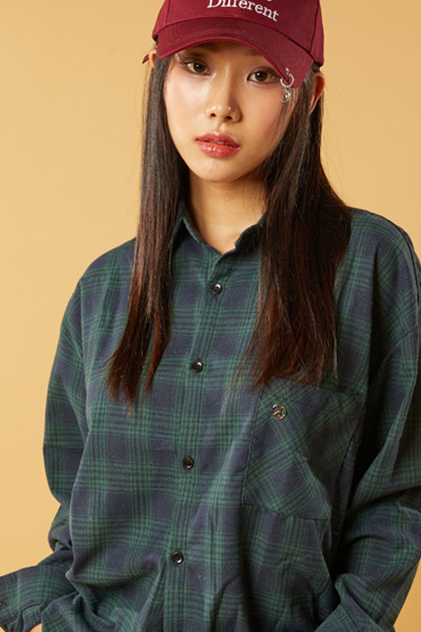 [기모] 오버핏 안나 가을 겨울 체크 셔츠 [GREEN] KCL은 부드러운 촉감의 기모 안감과 두꺼운 두께로 보온성을 높인 여성 체크 셔츠입니다. 캐주얼 및 베이직 스타일을 선호하는 분들께 적합하며, 가을, 겨울, 그리고 간절기까지 폭넓게 활용할 수 있습니다. 오버핏 디자인으로 편안함과 스타일리시함을 동시에 잡았으며, 긴 소매와 카라넥으로 포근한 느낌을 줍니다. 그린, 레드, 블랙, 핑크, 네이비 등 다양한 컬러의 체크 패턴으로 겨울 데일리룩에 포인트를 더해보세요.
