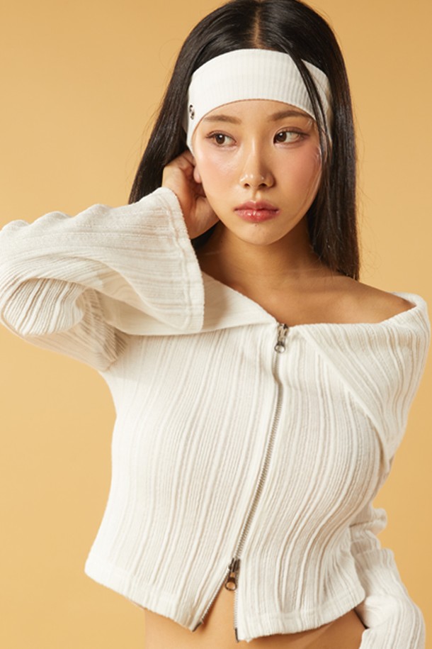 페미닌하고 캐주얼한 무드의 크롭 니트 가디건입니다. 화이트 색상의 부드러운 니트 소재로 제작되었으며, 오프숄더 네크라인과 투웨이 집업, 카라 디자인이 특징입니다. 봄, 가을에 일상복으로 착용하기 좋으며, 슬림핏으로 연출됩니다.
