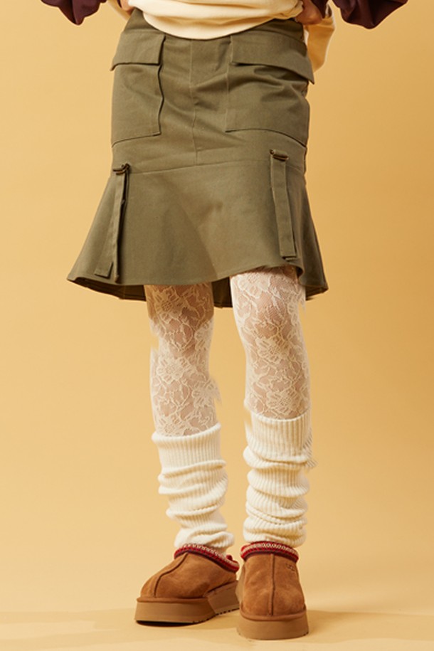 미디 카고 스트랩 플레어 롱스커트 [카키]는 캐주얼, 미니멀, 워크웨어 스타일을 즐기는 여성들을 위한 아이템입니다. 허리 스트랩과 카고 포켓 디테일이 돋보이며, A라인과 플레어 핏으로 여성스러운 실루엣을 연출합니다. 봄, 가을 시즌에 적합하며, 중간 두께감으로 편안하게 착용할 수 있습니다. 동네 마실룩, 봄 소풍룩, 여행룩 등 다양한 TPO에 활용하여 스타일리시함을 더해보세요. 무지 디자인의 카키 컬러로 어떤 상의와도 잘 어울려 활용도가 높습니다.
