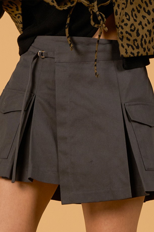 랩 스타일과 플리츠 디테일이 돋보이는 GRAY 컬러의 카고 미니스커트입니다. 벨트 디테일과 카고 포켓이 포인트로, 캐주얼하면서도 모던한 무드를 연출합니다. 사계절 내내 데일리룩으로 활용하기 좋은 여성용 랩 카고 벨트 플리츠 미니스커트입니다.
