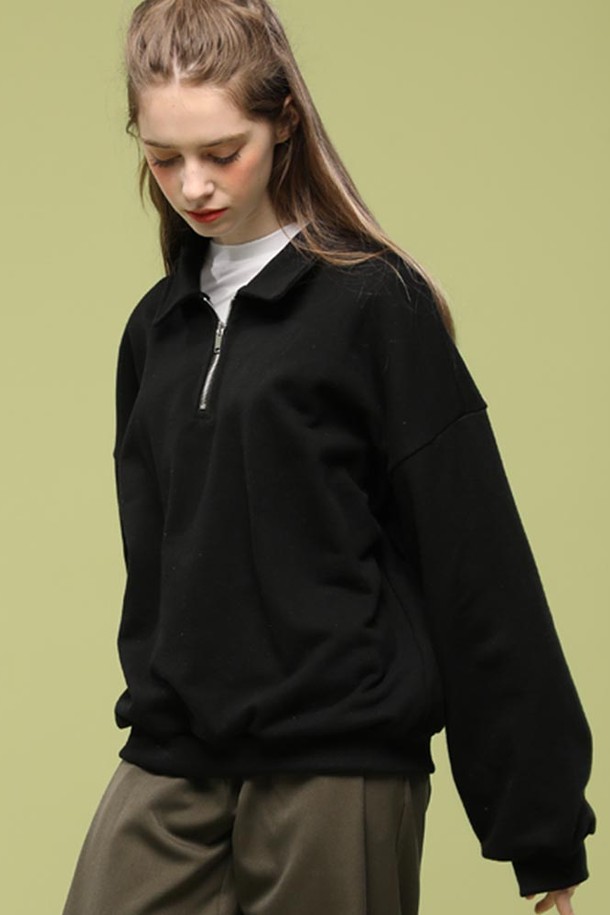 WOMEN 오버핏 아노락 긴팔 티셔츠 맨투맨 [블랙]은 여성의 캐주얼, 스포티 스타일을 위한 상의입니다. 봄, 여름, 가을, 겨울 계절에 활용 가능하며, 일상복으로 적합합니다. 하프넥에 지퍼 여밈 방식, 오버핏 디자인으로 편안함을 더했습니다. 면 소재로 제작되었으며, 무지 패턴에 긴소매 기장입니다. 카라 부분 짧은 지퍼 디테일과 넓은 암홀이 특징이며, 동네 마실룩이나 겨울 데일리룩에 잘 어울립니다.
