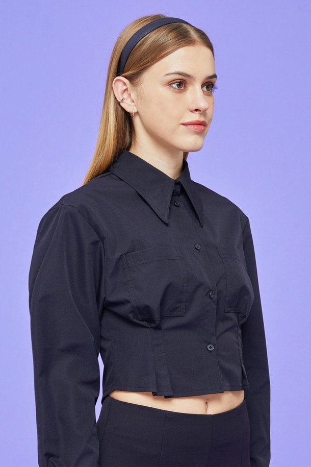 WOMEN 크롭 슬림 긴팔 셔츠 [BLACK] 크롭티 긴팔티 ver.는 미니멀하고 베이직한 스타일의 여성 크롭 슬림 셔츠입니다. 블랙 색상에 나일론 소재로 제작되어 얇고 시원하며, 허리 라인 디테일이 특징입니다. 긴 소매와 칼라 디자인으로 시크하고 클래식한 분위기를 연출하며, 데이트룩, 카페룩, 쇼핑룩 등 다양한 TPO에 활용 가능합니다. 여름 시즌 베스트셀러 아이템으로, 슬림핏 디자인으로 여성스러운 실루엣을 강조합니다. 다양한 스타일링이 용이하여 활용도가 높습니다.
