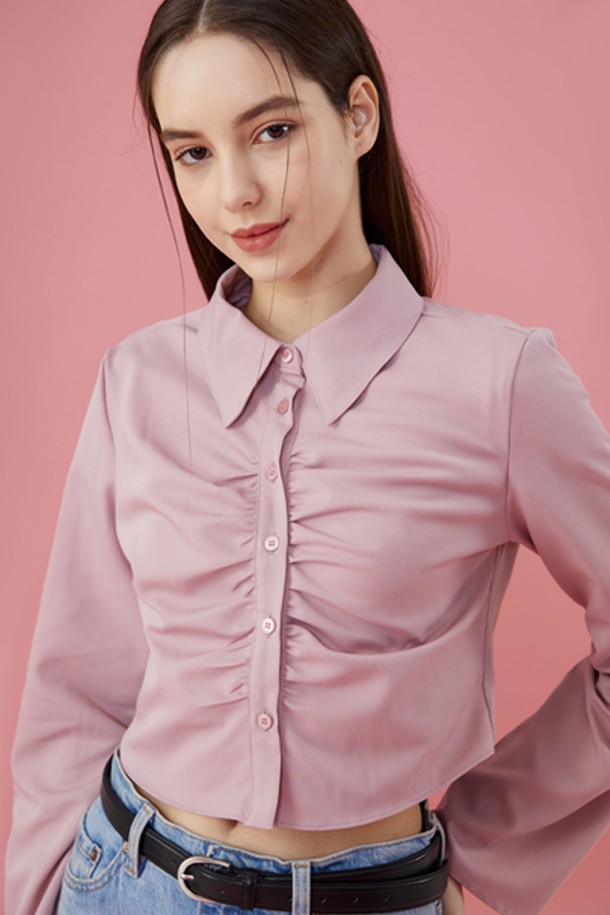 WOMEN 크롭 슬림 셔링 긴팔셔츠 [PINK] 부츠컷 소매 ver.는 페미닌한 무드를 연출하는 여성 상의입니다. 봄, 가을에 어울리는 핑크 컬러의 슬림핏 셔츠/블라우스로, 크롭 기장과 긴팔 소매, 카라넥 디자인이 특징입니다. 셔링 디테일과 부츠컷 소매가 여성스러운 실루엣을 강조하며, 데이트룩, 소개팅룩, 카페룩 등 다양한 TPO에 활용하기 좋습니다. 로맨틱하고 클래식한 스타일을 즐기는 분들에게 추천합니다.
