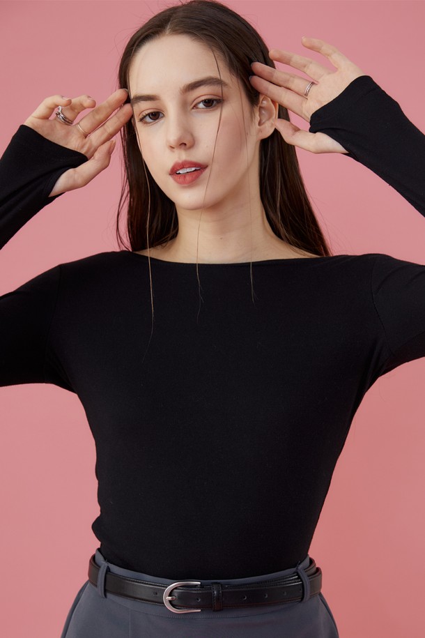 워머 ver. 슬림 데일리 라운드넥 워머 긴팔 티셔츠 [BLACK] 이너 ver.은 여성용 긴팔 티셔츠입니다. 부드러운 면 소재로 제작되었으며, 슬림핏 디자인으로 여성스러운 실루엣을 연출합니다. 라운드넥과 워머 스타일 디자인이 특징이며, 넥라인과 숄더라인에 라운드 디테일을 더했습니다. 베이직하고 미니멀한 스타일로, 봄, 가을, 겨울철 데일리 이너웨어로 활용하기 좋습니다. 블랙 색상으로 다양한 코디에 활용하기 용이합니다.
