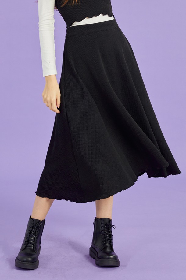 WOMEN 니트 세미 플레어 미디 롱치마 [블랙] 롱스커트 ver.는 부드러운 니트 소재로 제작되어, 가을과 겨울에 따뜻하게 착용할 수 있는 여성용 스커트입니다. 베이직한 스타일의 블랙 컬러 무지 디자인으로, 다양한 상의와 쉽게 코디할 수 있습니다. 허리 밴딩과 뒷면 지퍼 디테일로 편안한 착용감을 제공하며, 레귤러핏과 미디 기장으로 세련된 핏을 연출합니다. 플레어 라인으로 여성스러운 실루엣을 강조하며, 보온성과 공기 순환 기능을 갖춰 겨울 데일리룩과 오피스룩에 적합합니다. 미니멀, 클래식, 캐주얼 등 어떤 스타일에도 잘 어울리는 활용도 높은 아이템입니다.
