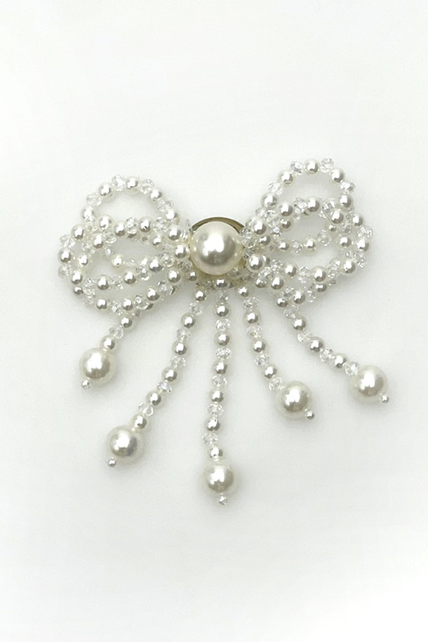 [레이어드] 진주 볼 리본 브로치 뱃지는 실버 및 화이트 컬러의 메탈과 진주 소재로 제작되었으며, 리본 모티브 디자인에 진주와 비즈 장식, 드롭 디테일이 더해져 우아하고 엘레강스한 무드를 연출합니다. 여성용 데일리 포인트 액세서리로 활용하기 좋으며, FREE 사이즈로 제공됩니다. 리본 패턴이 돋보이는 이 브로치는 레이어드 스타일링에 용이하며, 옷이나 가방 등에 포인트를 더할 수 있습니다.
