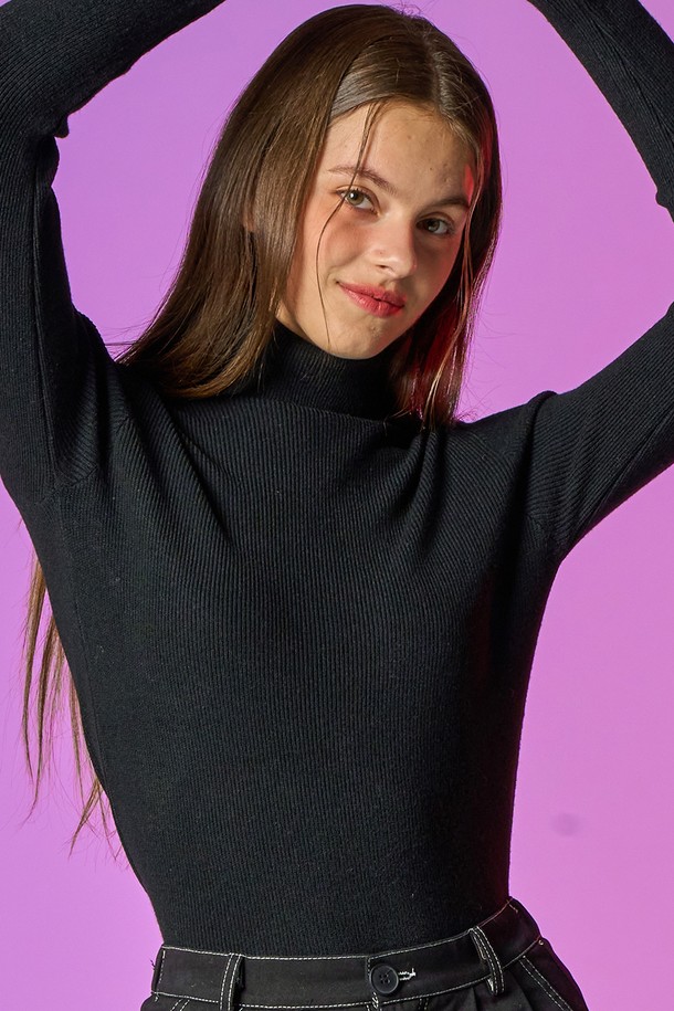 겨울 웜 히트양면 니트 목티 [블랙] 니트 골지 KCL ver.는 페미닌하고 글래머러스한 스타일의 여성용 터틀넥 니트입니다. 두꺼운 니트 소재로 제작되어 보온성이 뛰어나며, 발열 기능을 더해 일반 티셔츠보다 따뜻하게 착용할 수 있습니다. 슬림핏 디자인과 골지 패턴으로 세련된 실루엣을 연출하며, 긴 소매가 겨울철 데일리룩에 따뜻함을 더합니다. 부드러운 촉감으로 편안하게 착용 가능하며, 클래식하고 미니멀한 스타일을 선호하는 분들께 추천합니다. 공기 순환을 효과적으로 차단하여 보온 효능을 높여 더욱 따뜻하게 겨울을 나실 수 있습니다.
