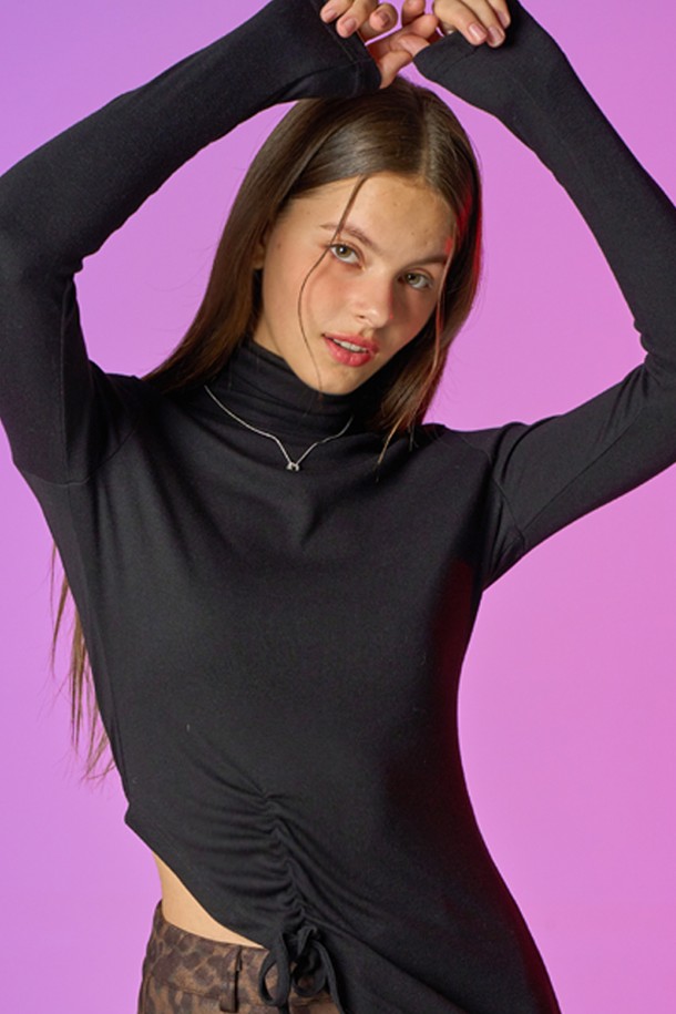 "WOMEN 셔링 리본 이너 니트 목티 [BLACK]"는 여성스러운 실루엣을 연출하는 겨울철 필수 아이템입니다. 부드러운 니트 소재에 두꺼운 두께감으로 보온성과 발열 기능을 갖춰 따뜻하게 착용할 수 있습니다. 셔링 디테일과 리본 장식이 페미닌한 무드를 더하며, 슬림핏 디자인으로 여성스러운 라인을 강조합니다. 터틀넥 스타일로 목을 따뜻하게 감싸주며, 데이트룩, 겨울 데일리룩, 모임룩 등 다양한 TPO에 활용 가능합니다. AIR CIRCULATION 기능으로 쾌적함까지 놓치지 않아, 클래식, 로맨틱, 미니멀 스타일을 즐기는 여성분들에게 추천합니다.
