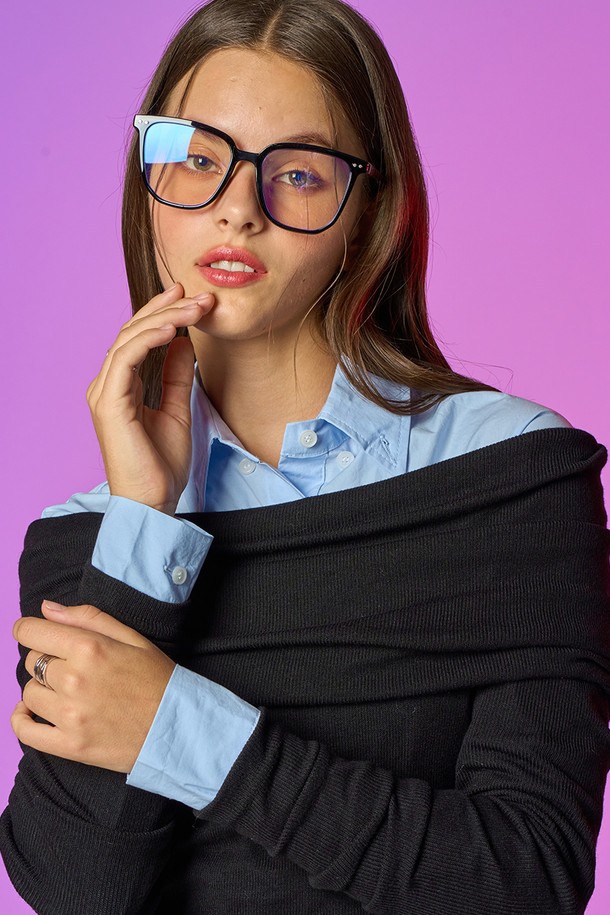 🖤 빈티지 니트 오프숄더 레이어드 이너 긴팔 티셔츠 [블랙]는 소녀스러운 무드와 과감한 스타일을 연출하는 여성 의류입니다. 겨울철 데이트룩, 데일리룩, 모임룩 등 다양한 시간과 장소와 상황에 활용하기 좋은 아이템입니다. 레오파드 패턴의 빈티지 디자인과 오프숄더 네크라인으로 포인트를 더했습니다. 레귤러핏으로 제작되었으며, 긴 소매와 크롭 기장으로 트렌디함을 더했습니다. 니트 소재 특유의 부드러운 촉감으로 편안하게 착용할 수 있습니다.