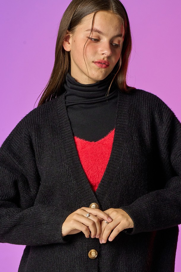 [남녀공용] 겨울 오버핏 헤비 니트 가디건 [블랙] KCL은 겨울철 데일리룩을 위한 베이직 스타일의 니트 가디건입니다. 남녀 모두 착용 가능한 디자인으로, 오버핏 실루엣과 브이넥 라인으로 편안하면서도 세련된 분위기를 연출합니다. 두꺼운 헤비 니트 소재로 제작되어 보온성이 뛰어나며, 부드러운 촉감으로 편안하게 착용할 수 있습니다. WARM HOT FUNCTION, 365 FAST HEAT, AIR CIRCULATION 기능으로 따뜻함을 더해줍니다. 미니멀, 클래식, 캐주얼 스타일을 즐기는 분들께 추천합니다.
