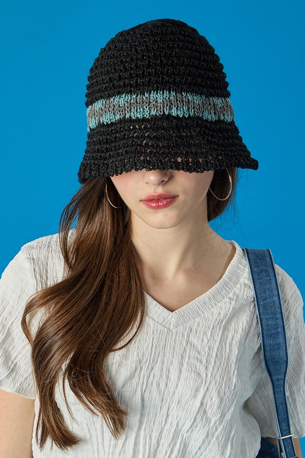 여름에 어울리는 시원한 쿨링 라탄 소재의 블랙 버킷햇입니다. 통기성이 뛰어난 네트 패턴과 메쉬 디자인 장식이 돋보이며, 얇은 두께로 가볍게 착용하기 좋습니다. 22cm의 모자 깊이와 33cm의 챙 넓이를 가지며, FREE 사이즈(헤드 둘레 59.5cm)로 제작되었습니다.
