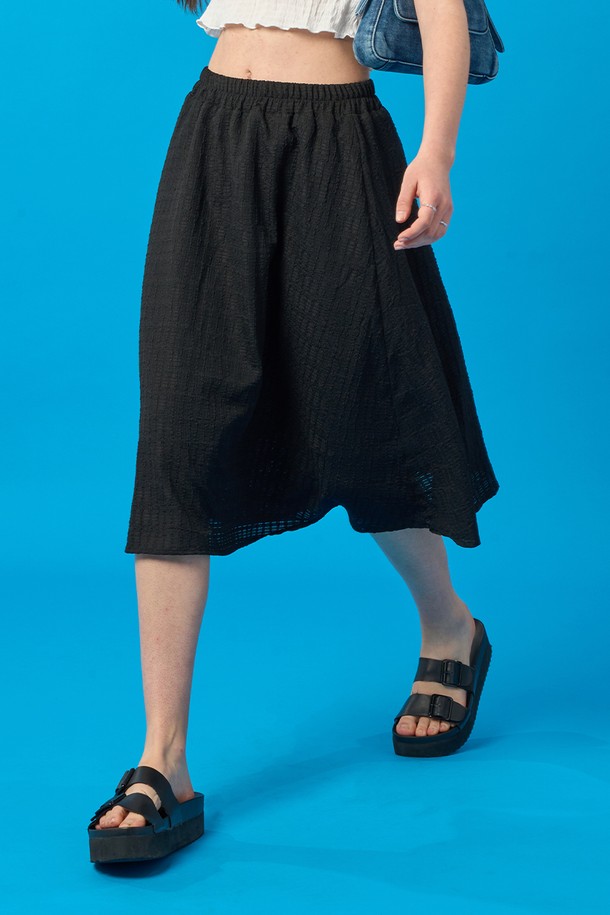 여름에 어울리는 블랙 색상의 여성 플레어 롱스커트입니다. 얇고 통기성이 좋은 레이스 소재로 제작되었으며, 플레어핏과 주름 디테일이 여성스러운 실루엣을 연출합니다. 데일리룩은 물론, 페미닌한 스타일에도 잘 어울리는 미디 기장의 롱치마입니다.
