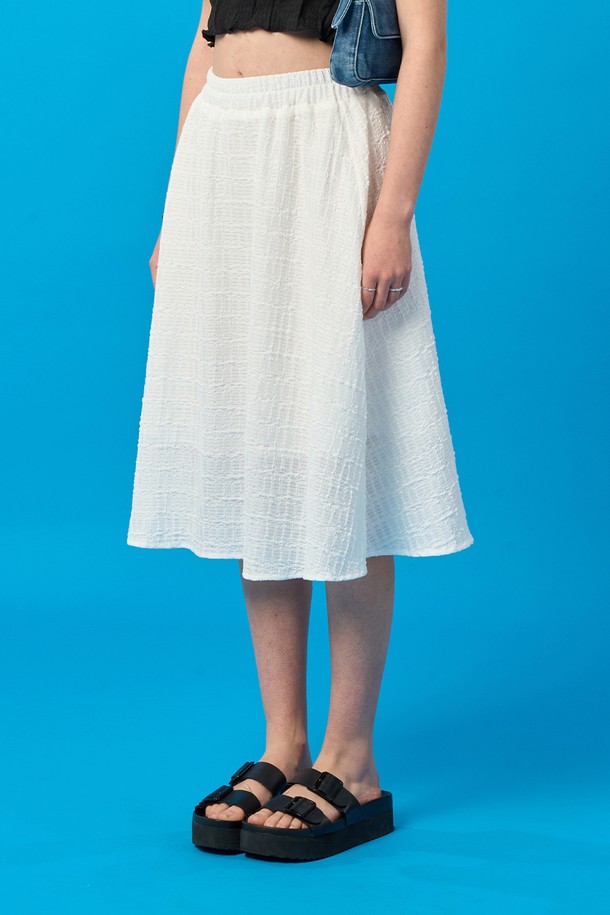 여름에 어울리는 화이트 색상의 플레어 미디 롱스커트입니다. 부드러운 레이스 소재와 플레어핏 디자인이 페미닌하고 우아한 무드를 연출하며, 밴딩과 주름 디테일이 편안한 착용감을 선사합니다. 통기성과 속건 기능이 있는 얇은 소재로 제작되었으며, 안감이 있어 더욱 쾌적하게 착용 가능합니다.
