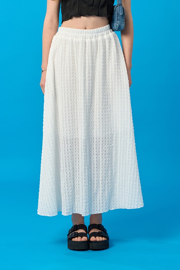 여름에 어울리는 여성용 화이트 롱스커트로, 플레어핏과 주름, 레이스 패턴이 특징입니다. 얇고 부드러운 레이스 소재로 제작되었으며, 냉감 및 통기성 기능과 이너 라이닝이 추가되어 시원하고 편안하게 착용 가능합니다. 밴딩 처리와 투웨이 에어 서큘레이션, 슬리밍 효과까지 더해진 플레어 A라인 롱치마입니다.
