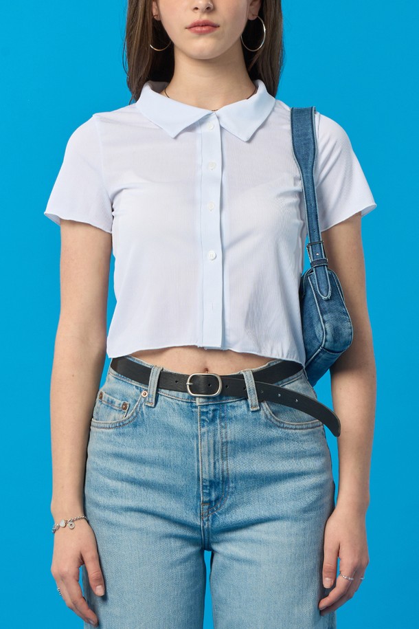 아이스 쿨링 원단으로 제작되어 24시간 쿨링 효과를 제공하는 여성용 화이트 크롭 피케 카라 반팔티입니다. 무지 디자인에 슬림핏으로 슬리밍 효과를 주며, 포켓 디테일이 더해진 베이직 캐주얼 스타일입니다. 여름철 일상에서 시원하고 쾌적하게 착용 가능한 냉감, 속건, 통기성 기능성 티셔츠입니다.
