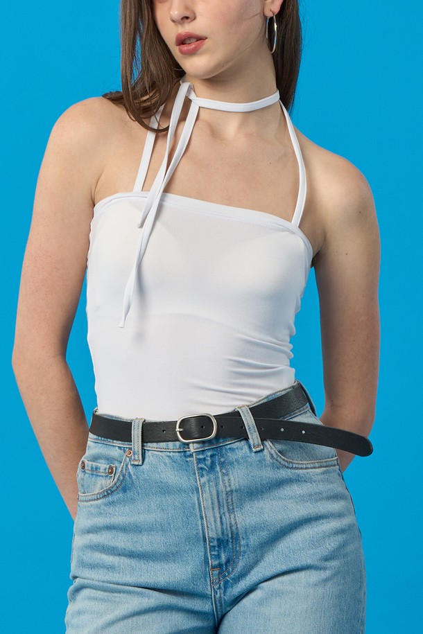 여성스러운 넥 스트랩 디자인의 [WHITE] 컬러 코튼 이너 나시입니다. 부드러운 면 소재로 제작되어 데일리 이너웨어로 활용하기 좋으며, 레이어드하여 다양한 스타일을 연출할 수 있습니다. 세련된 3가지 스트랩 스타일과 긴 스트랩 디테일이 특징입니다.
