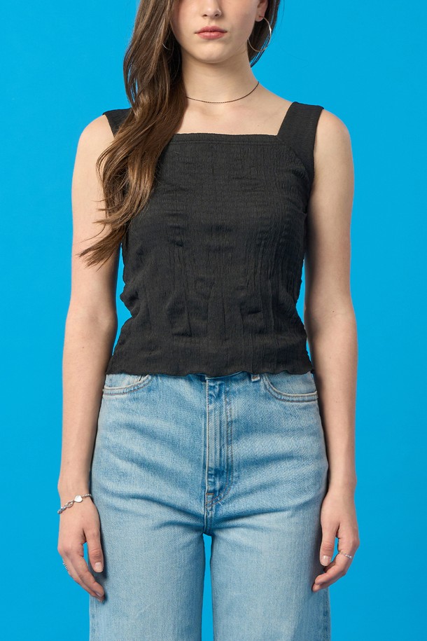 여름에 시원하게 입을 수 있는 블랙 색상의 여성용 쿨링 이너 나시, 마몽 탱크탑입니다. 폴리에스테르 소재의 얇고 부드러운 플리츠 패턴으로, 스퀘어넥 디자인에 속옷 끈이 보이지 않도록 제작되었습니다. 24시간 쿨링 효과와 더불어 냉감, 속건, 양방향 통기성 기능이 있어 일상 또는 이너웨어로 편안하게 착용 가능합니다.
