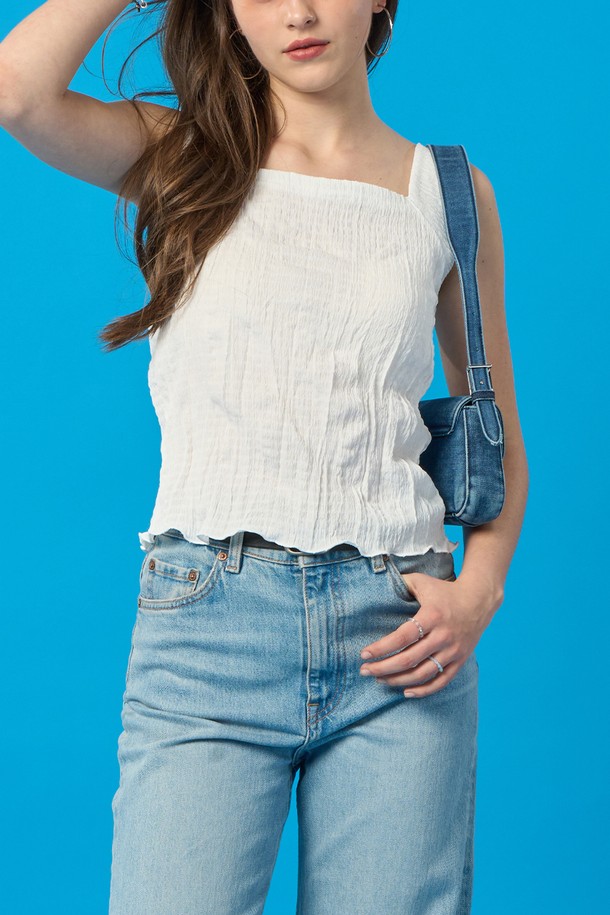 여름에 시원하게 입기 좋은 화이트 컬러의 마몽 소재 쿨링 이너 나시입니다. 플리츠 패턴이 돋보이는 스퀘어넥 디자인으로, 속옷 끈 노출을 방지하며 24시간 편안하게 착용 가능합니다. 냉감, 속건, 통기성 기능은 물론 양방향 공기순환으로 쾌적함을 더했으며, 부드러운 촉감과 얇은 두께로 레이어드하여 스타일링하기 좋습니다.
