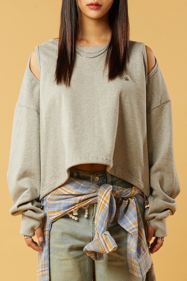 워머 ver. 크롭 더블 컷아웃 오프숄더 맨투맨 [그레이]는 부드러운 면 소재로 제작되어 흡습 및 통기성이 우수한 여성 맨투맨입니다. 캐주얼, 미니멀, 시크 스타일을 연출하기 좋으며, 데이트룩, 쇼핑룩에 적합합니다. 오프숄더 디자인과 크롭 기장으로 트렌디함을 더하고, 더블 컷아웃 디테일과 니켈 로고 장식이 특징입니다. 텐터 가공 처리를 통해 세탁 후에도 수축과 변형을 최소화하여 오랫동안 착용할 수 있습니다.
